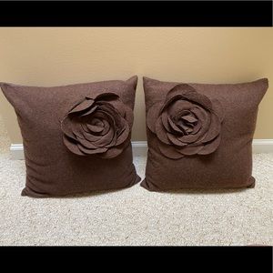 Set of brown wool pillows